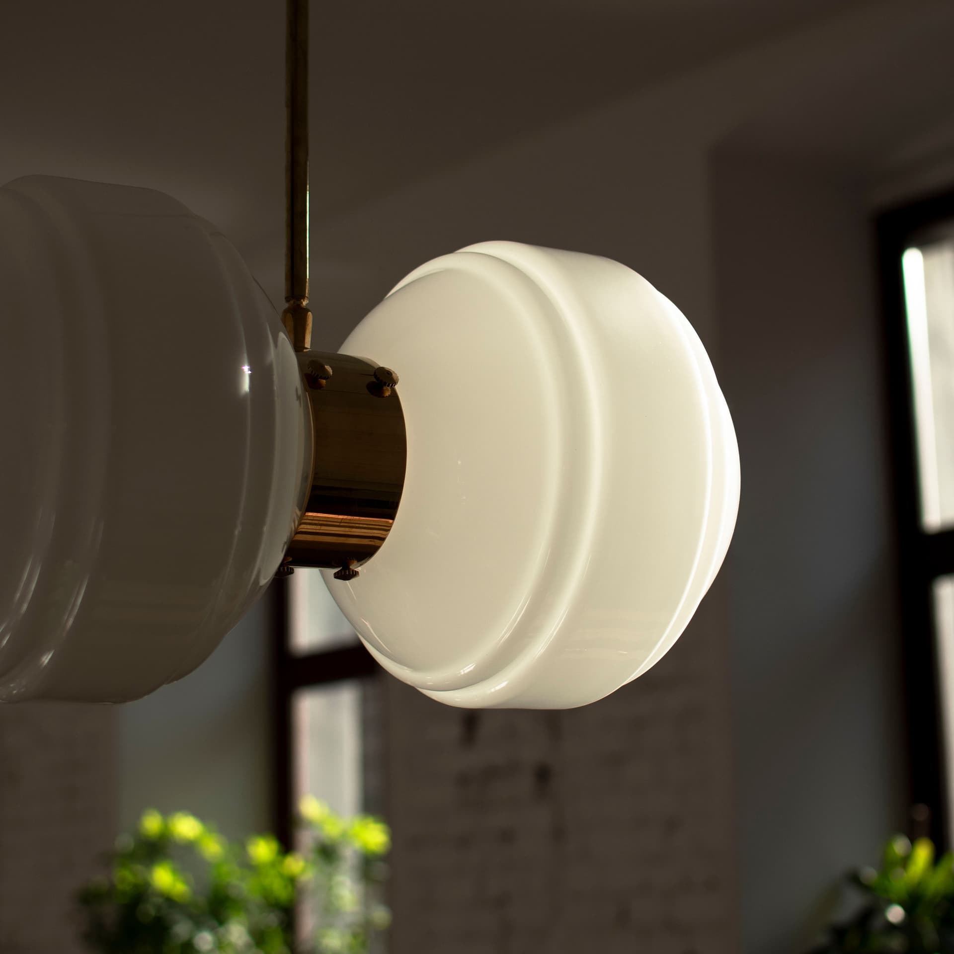 Lampa wisząca podwójna Saturn szło opalowe, mosiądz, Embassy Interiors - 75957