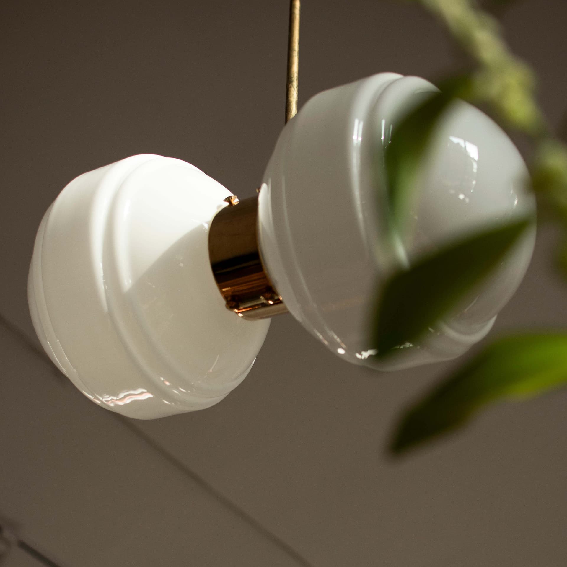 Lampa wisząca podwójna Saturn szło opalowe, mosiądz, Embassy Interiors - 75958