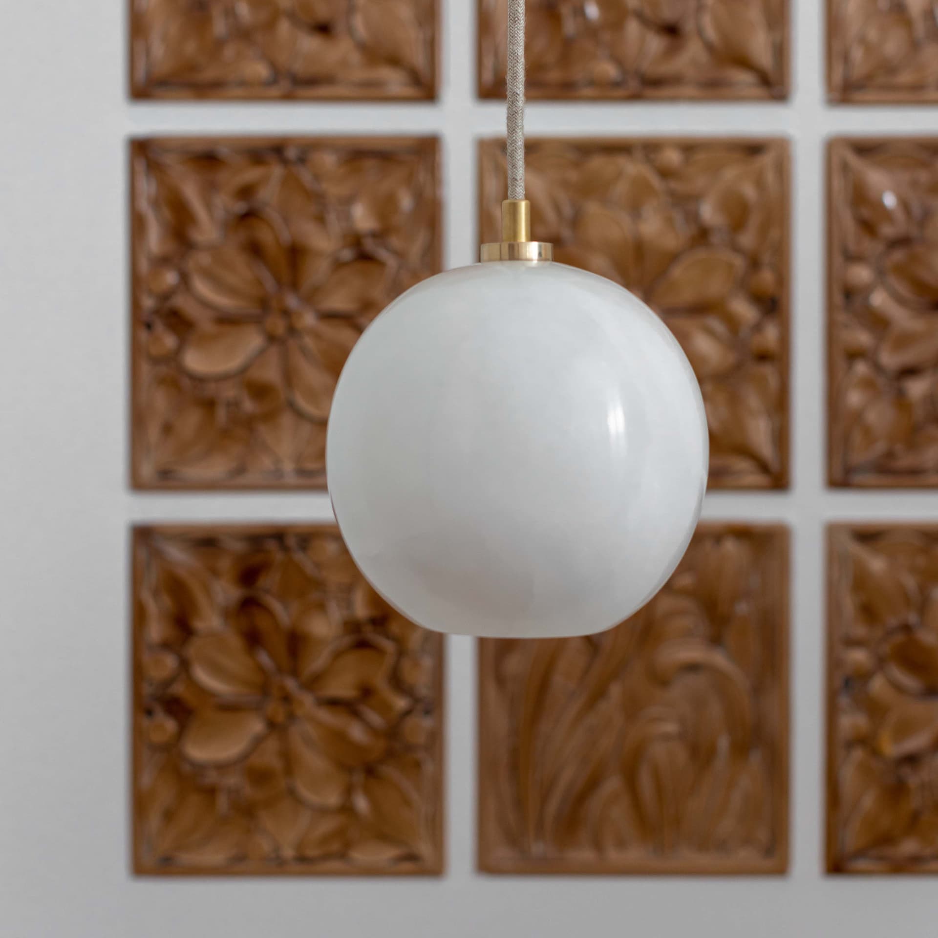 Lampa wisząca Selene biały alabaster, mosiądz, Embassy Interiors - 89725