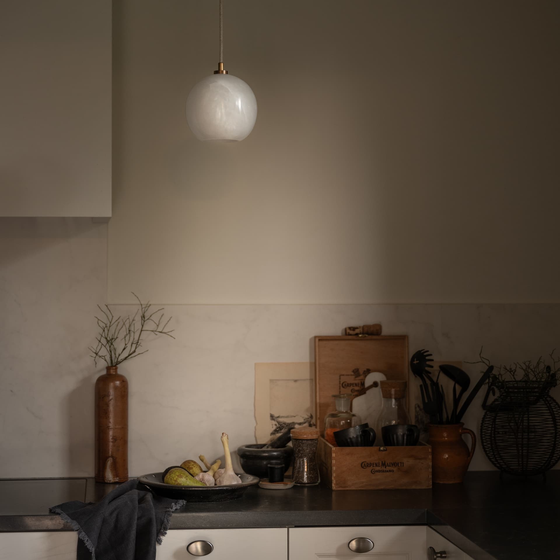 Lampa wisząca Selene biały alabaster, mosiądz, Embassy Interiors - 89724