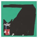 Czarny kot pijący piwo