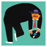 Człowiek w kapeluszu trzyma płytę