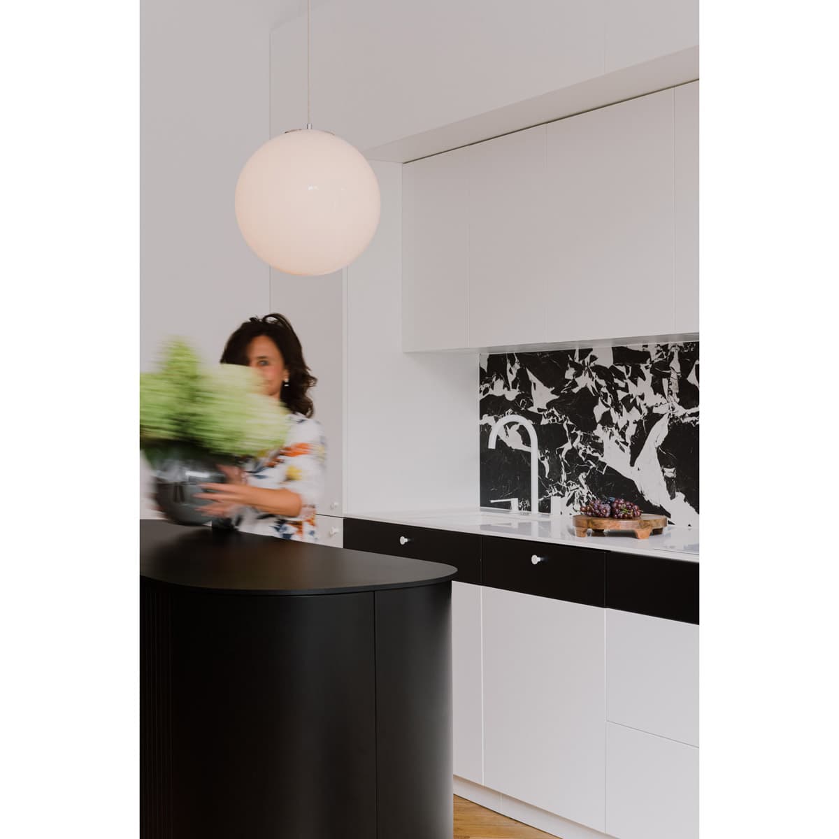 Lampa wisząca Biała Kula 350 szkło, nikiel, Embassy Interiors - 76147