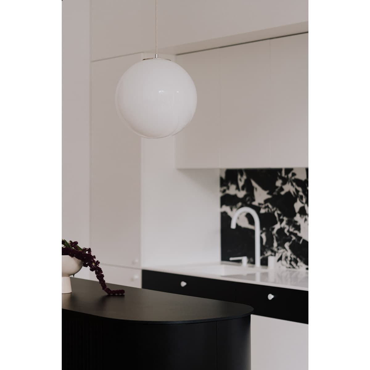 Lampa wisząca Biała Kula 300 szkło, nikiel, Embassy Interiors - 76117