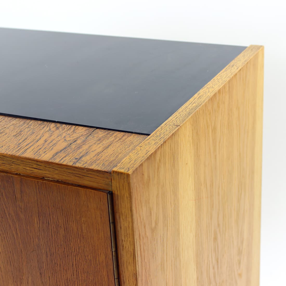 Kredens, dąb brązowy, szkło czarne, Czechosłowacja, lata 60. - 76332