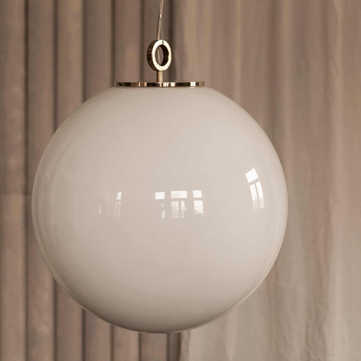 Lampa wisząca z pierścieniem Biała Kula 500 szkło, mosiądz, Embassy Interiors - 77396