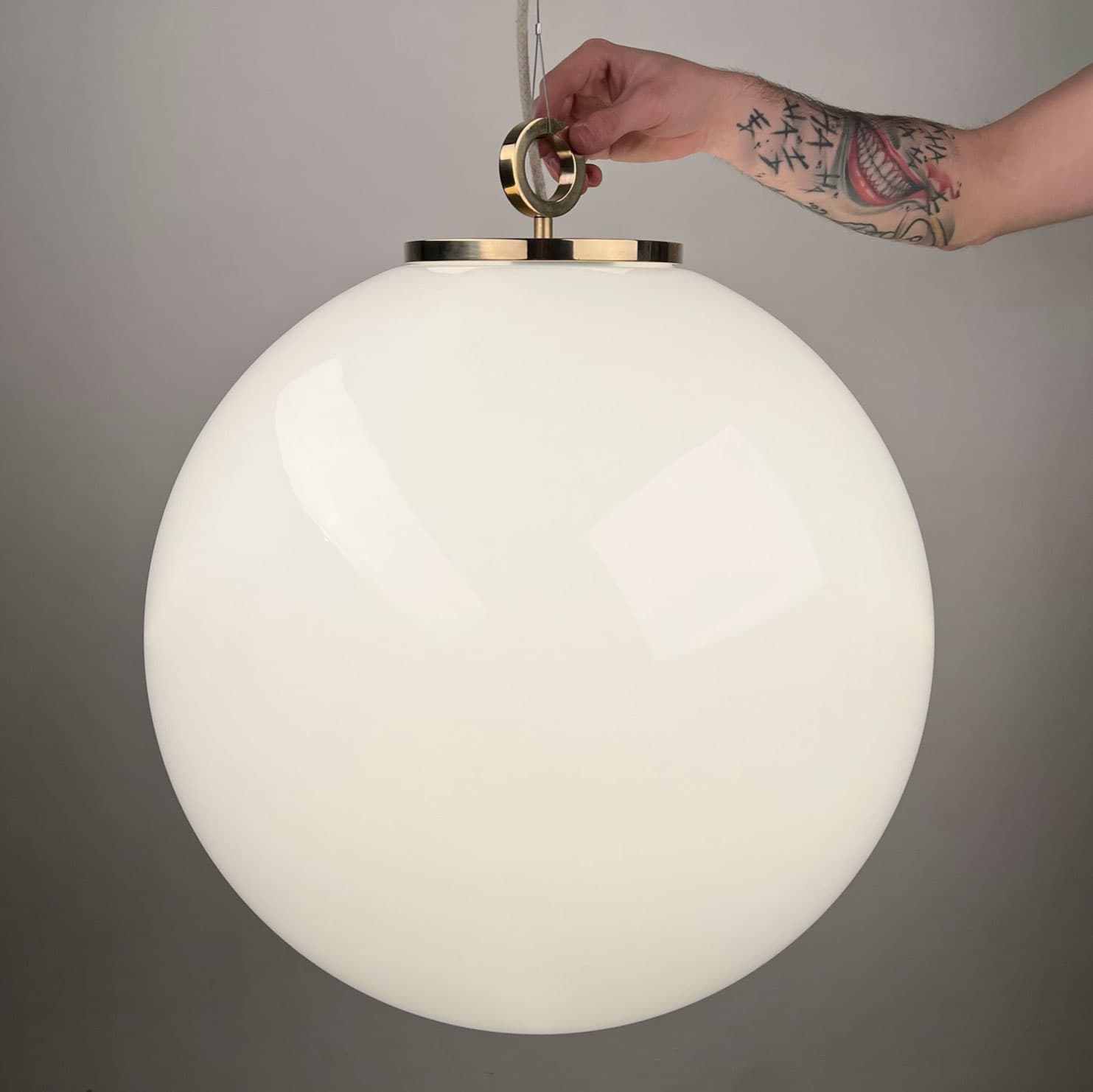 Lampa wisząca z pierścieniem Biała Kula 500 szkło, mosiądz, Embassy Interiors - 77399