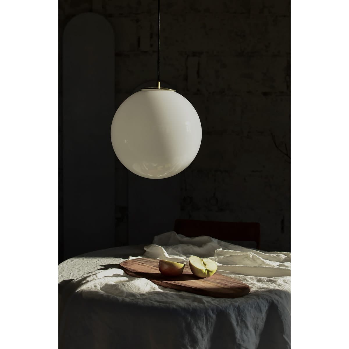 Lampa wisząca Biała Kula 350 szkło, mosiądz, Embassy Interiors - 77385