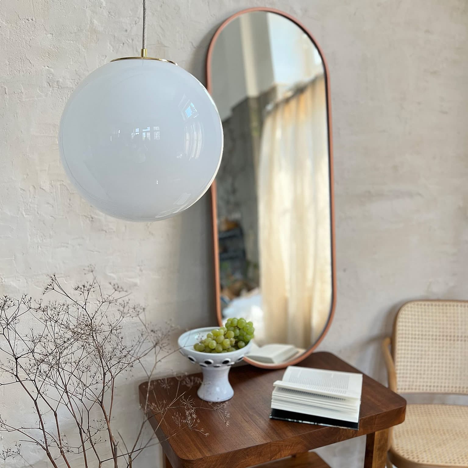 Lampa wisząca Biała Kula 350 szkło, mosiądz, Embassy Interiors - 77384