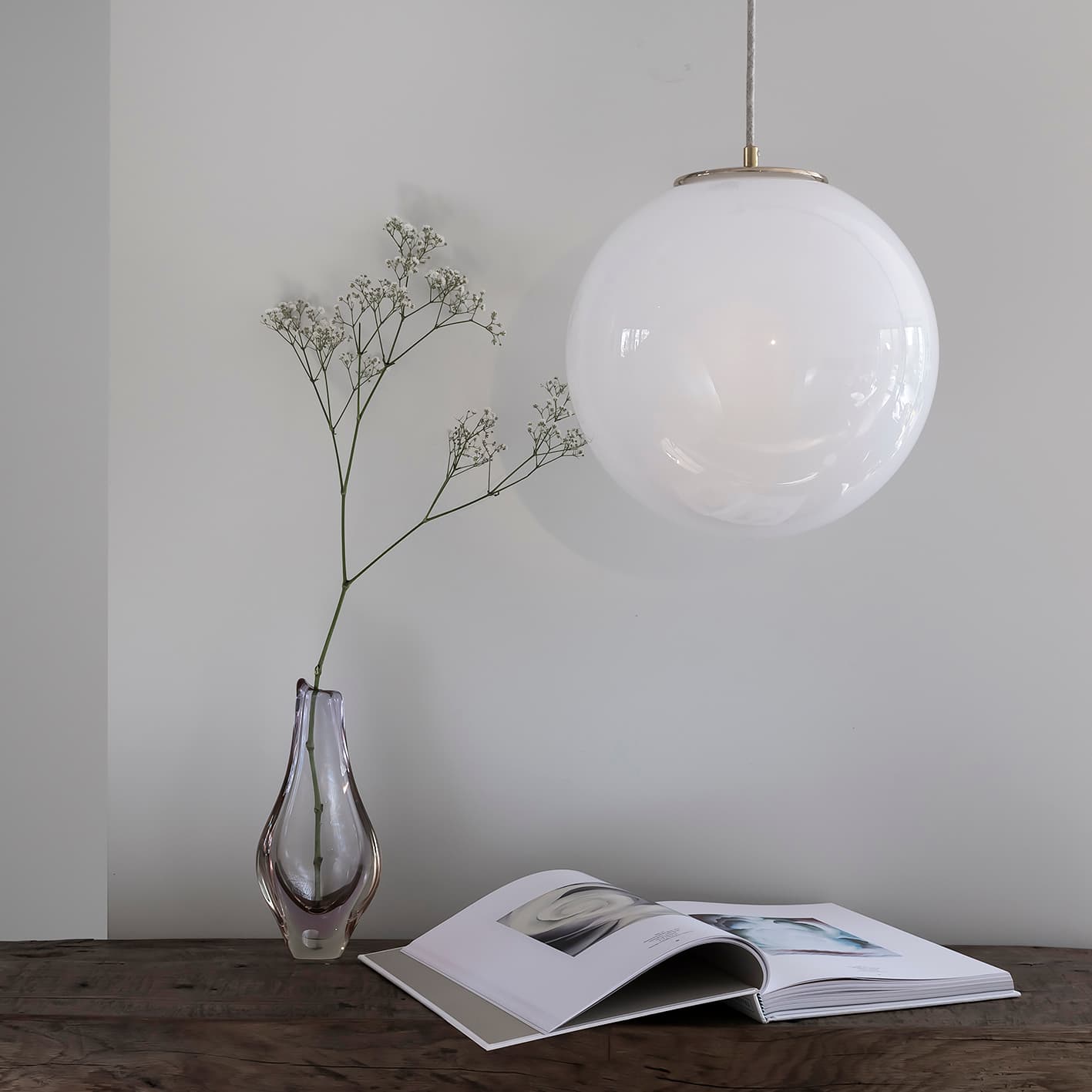 Lampa wisząca Biała Kula 300 szkło, mosiądz, Embassy Interiors - 77368