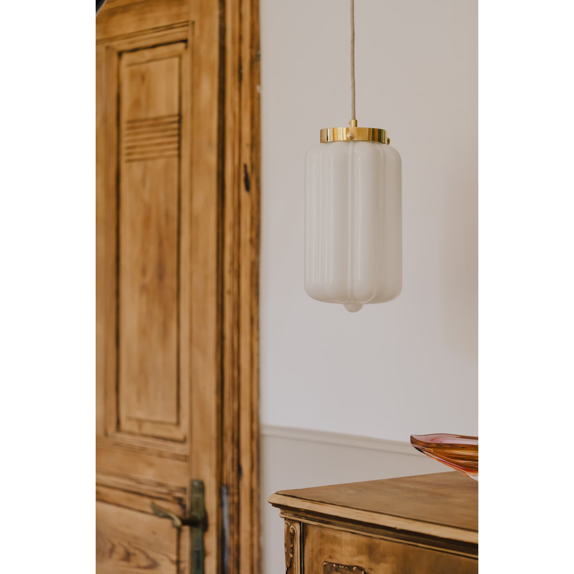 Lampa wisząca Deco szkło opalowe, mosiądz, Embassy Interiors - 77317