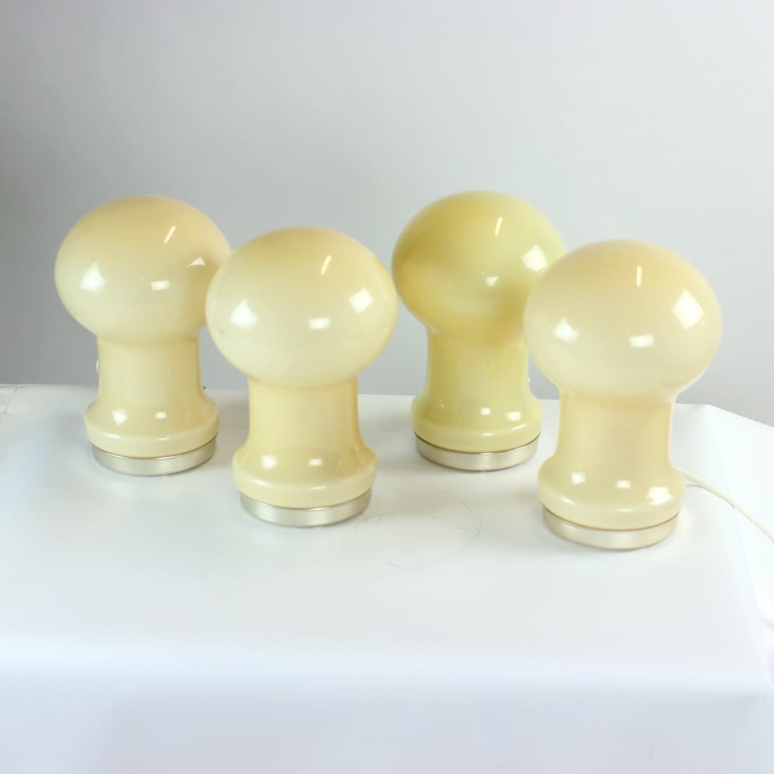 Lampa stołowa, beżowa, szkło, proj. I. Jakes, OPP Jihlava, Czechosłowacja, lata 60. - 90925