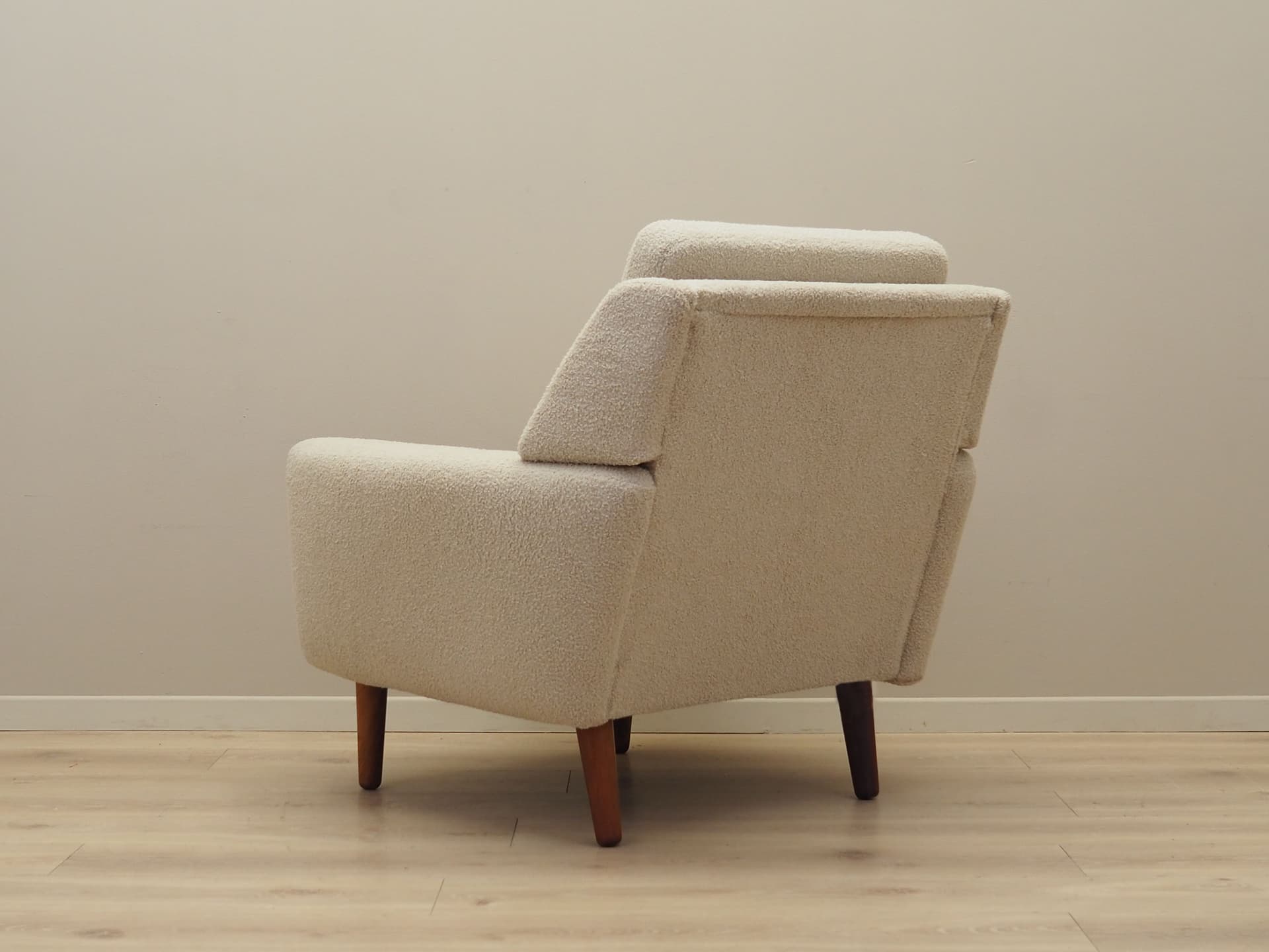 Armchair, ivory bouclé, rosewood, Denmark, 1970s. - 78643