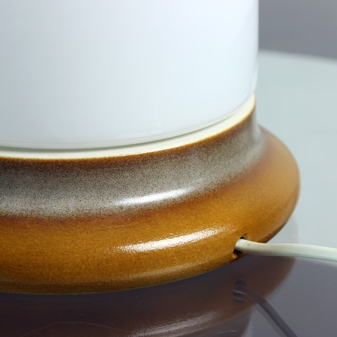 Lampa stołowa, ceramika brązowa, szkło białe, proj. I. Jakes, OPP Jihlava, Czechosłowacja, lata 60. - 91049