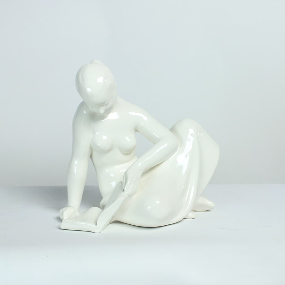 Figura czytającej kobiety, biała porcelana, Czechosłowacja, lata 60. - 91088