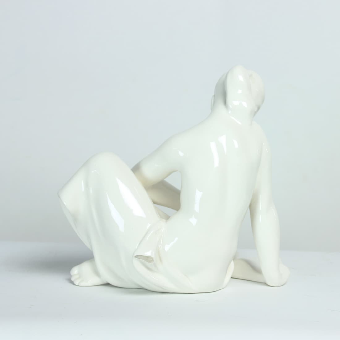 Figura czytającej kobiety, biała porcelana, Czechosłowacja, lata 60. - 91085