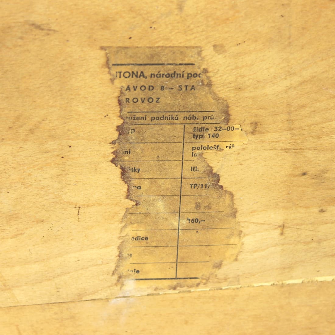 Zestaw czterech krzeseł jadalnianych, dąb ciemny, tapicerka szara, Jitona, Czechosłowacja, lata 60. - 91130