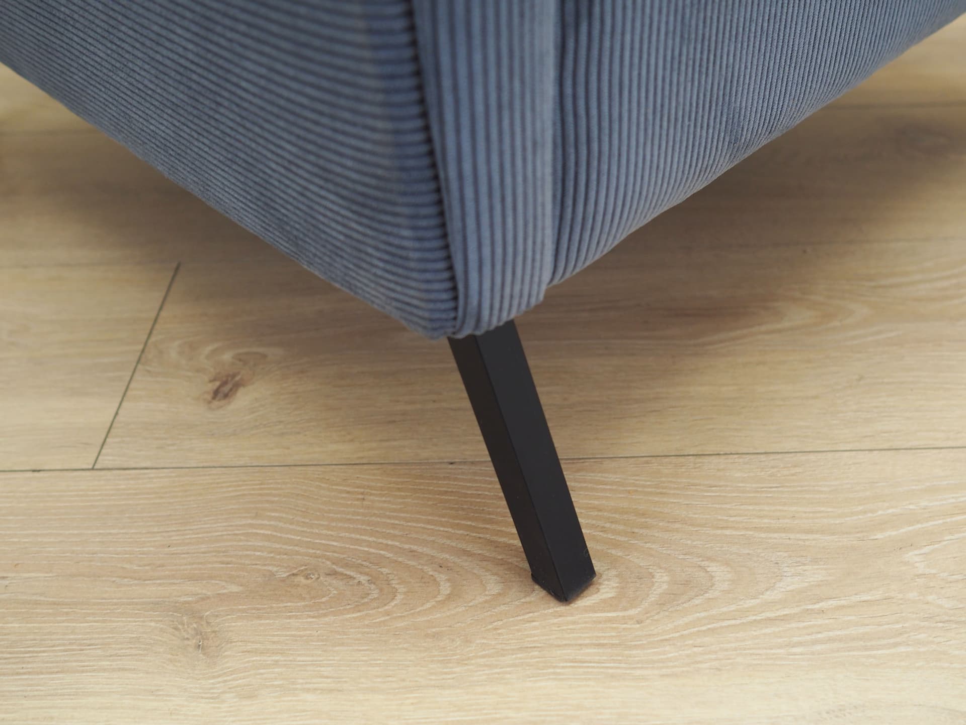 Fotel wypoczynkowy, niebieski, sztruks, metal czarny, Włochy, lata 70. - 78947