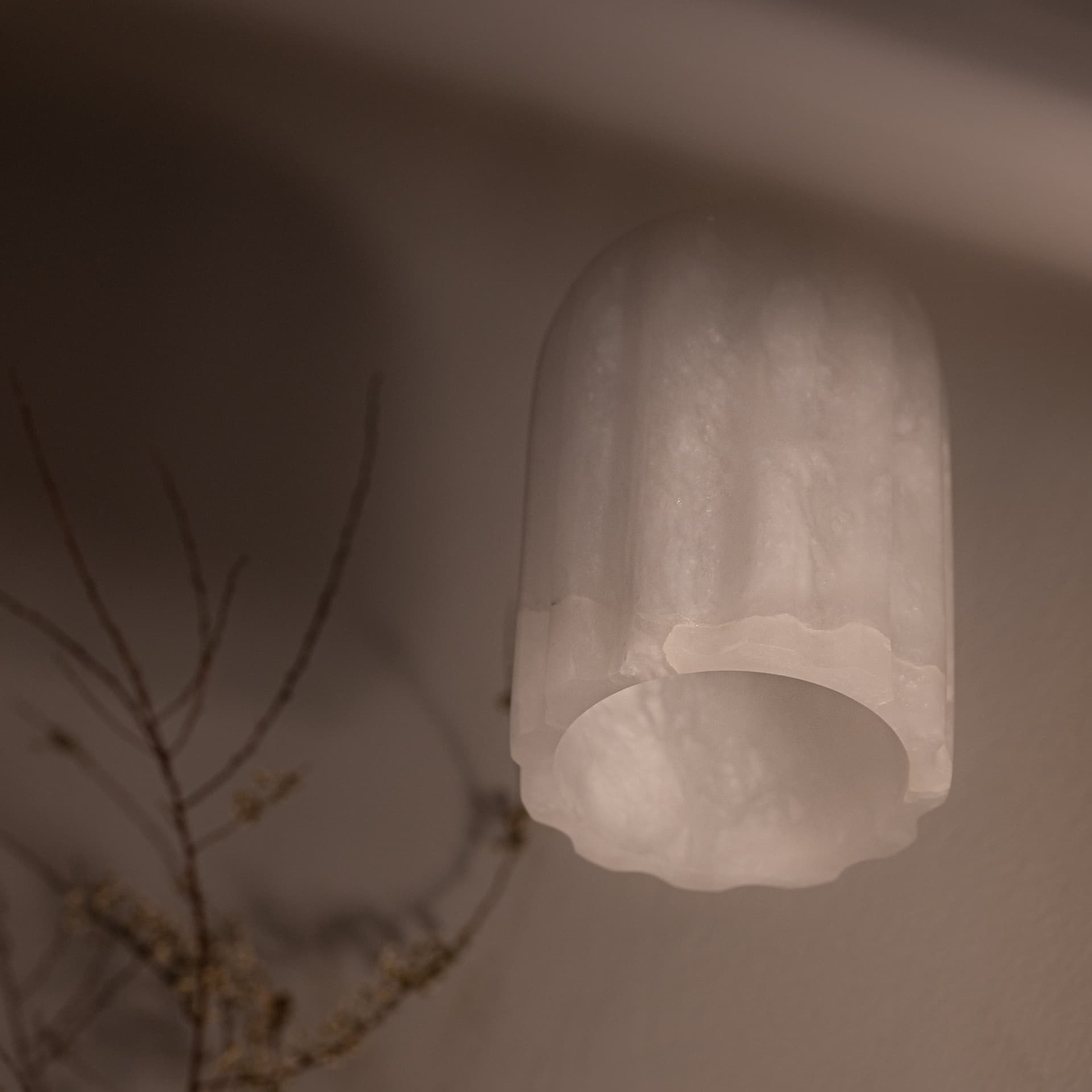 Lampa wisząca Urania biały alabaster, mosiądz, Embassy Interiors - 89750