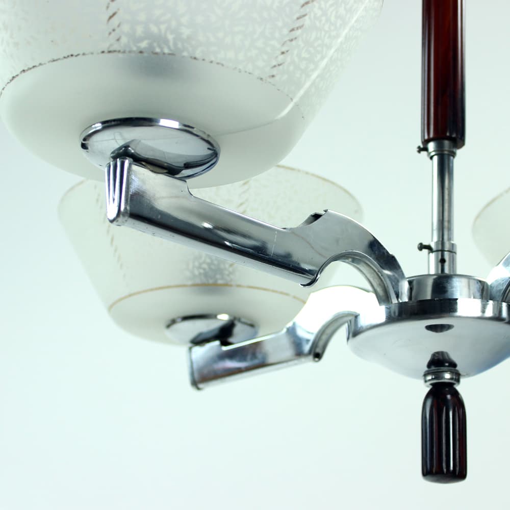 Lampa sufitowa art déco, stal chromowana srebrna, szkło mleczne, drewno ciemne, Czechosłowacja, lata 40. - 91222