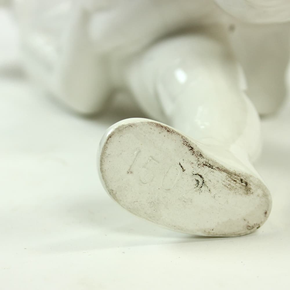 Rzeźba dziewczynka z misiem, biała, porcelana, Czechosłowacja, lata 60. - 91384