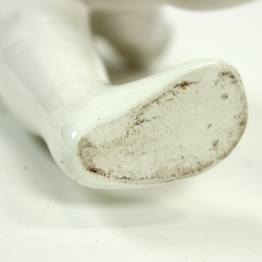 Rzeźba dziewczynka z misiem, biała, porcelana, Czechosłowacja, lata 60. - 91379