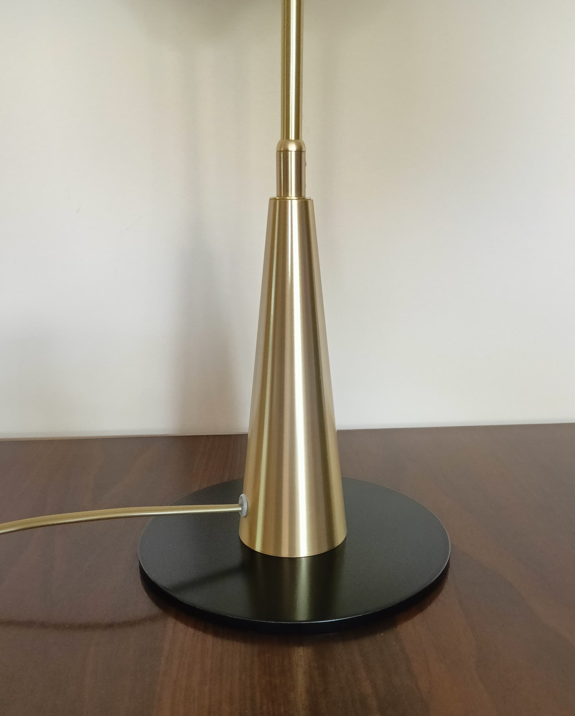 Lampa biurkowa, szkło białe, mosiądz, Niemcy, lata 70. - 80383