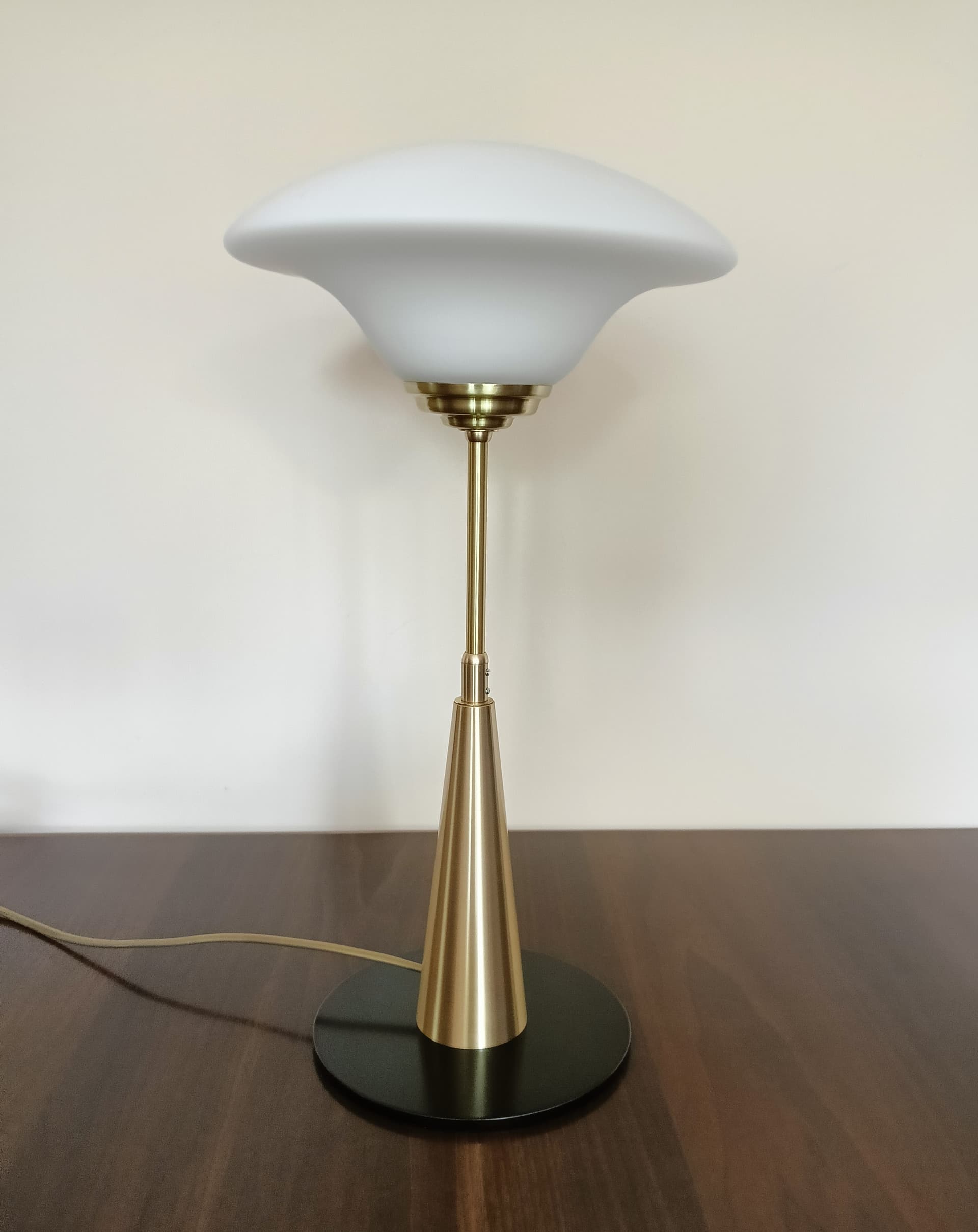 Lampa biurkowa, szkło białe, mosiądz, Niemcy, lata 70. - 80381