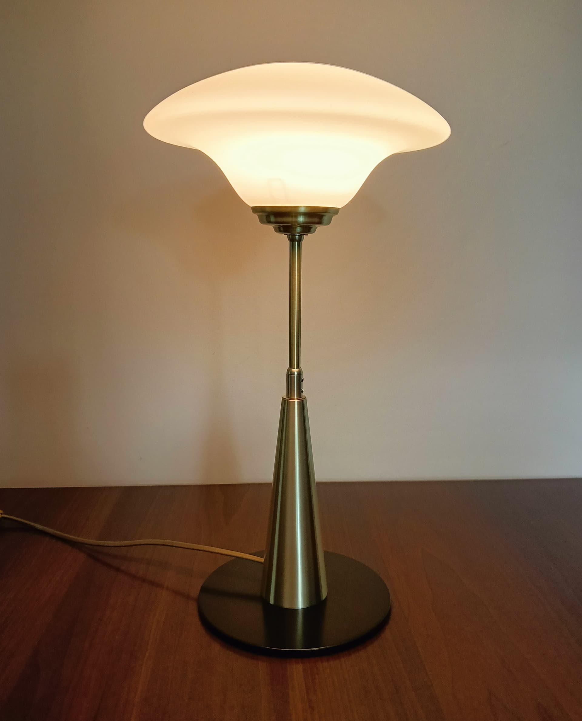 Lampa biurkowa, szkło białe, mosiądz, Niemcy, lata 70. - 80382