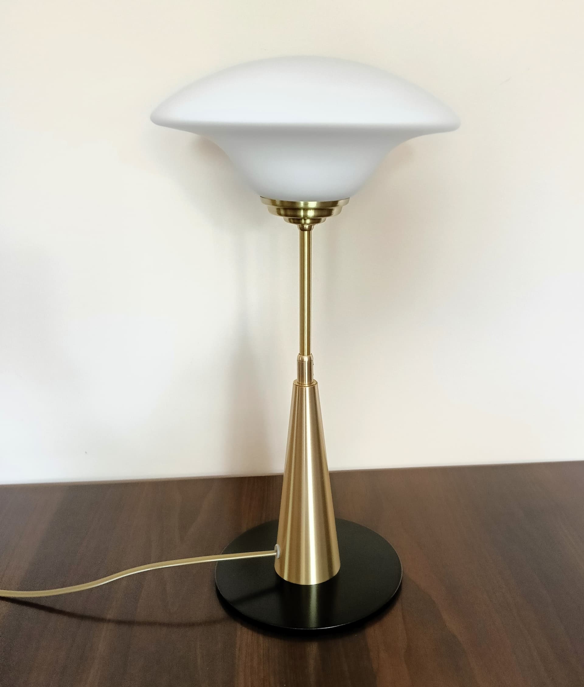 Lampa biurkowa, szkło białe, mosiądz, Niemcy, lata 70. - 80384