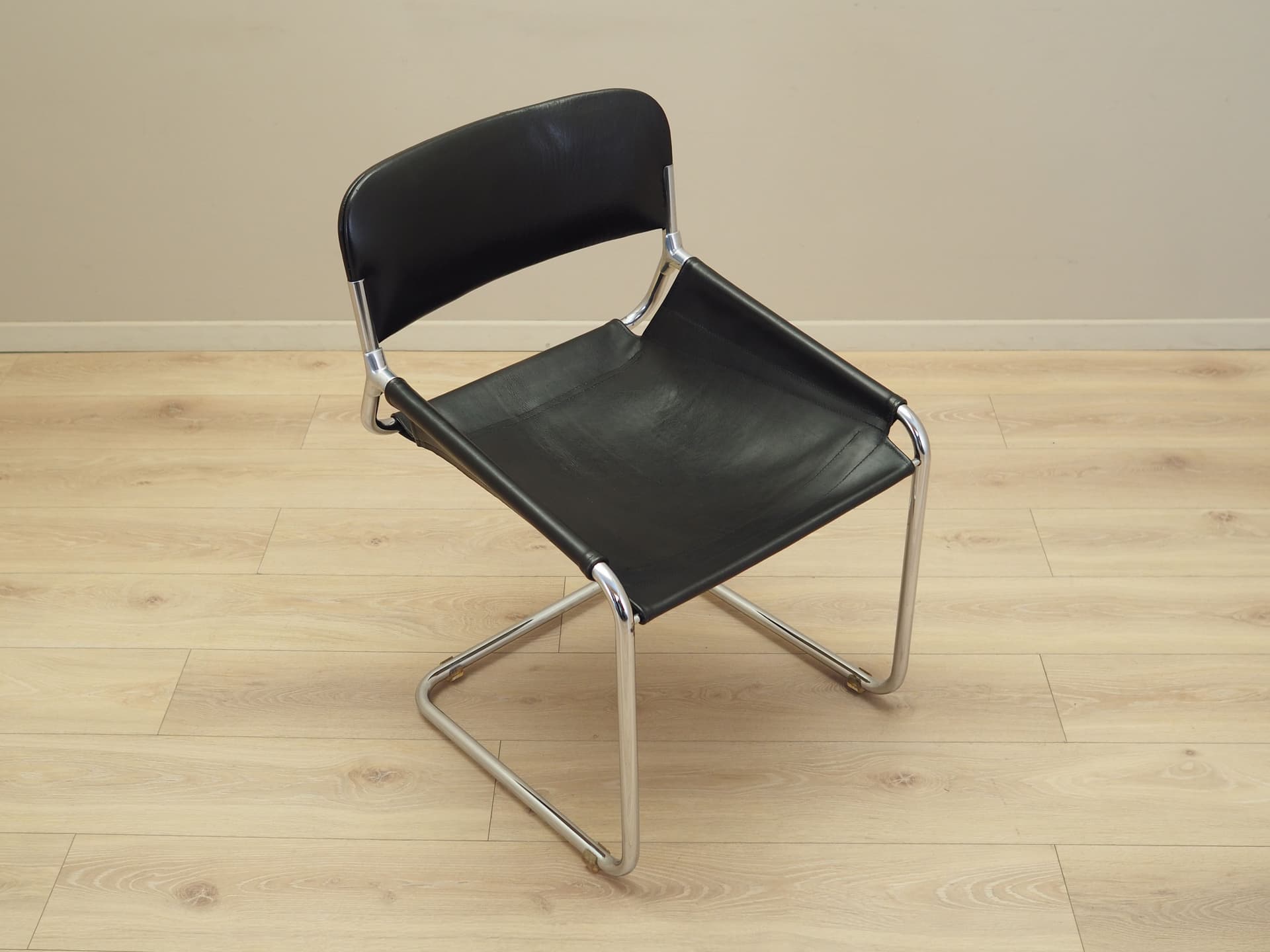 Krzesło, skóra czarna, metal chromowany, Włochy, lata 70. - 80509
