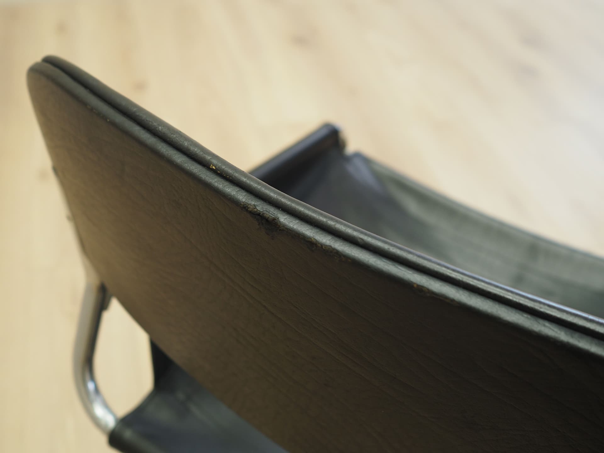 Krzesło, skóra czarna, metal chromowany, Włochy, lata 70. - 80514