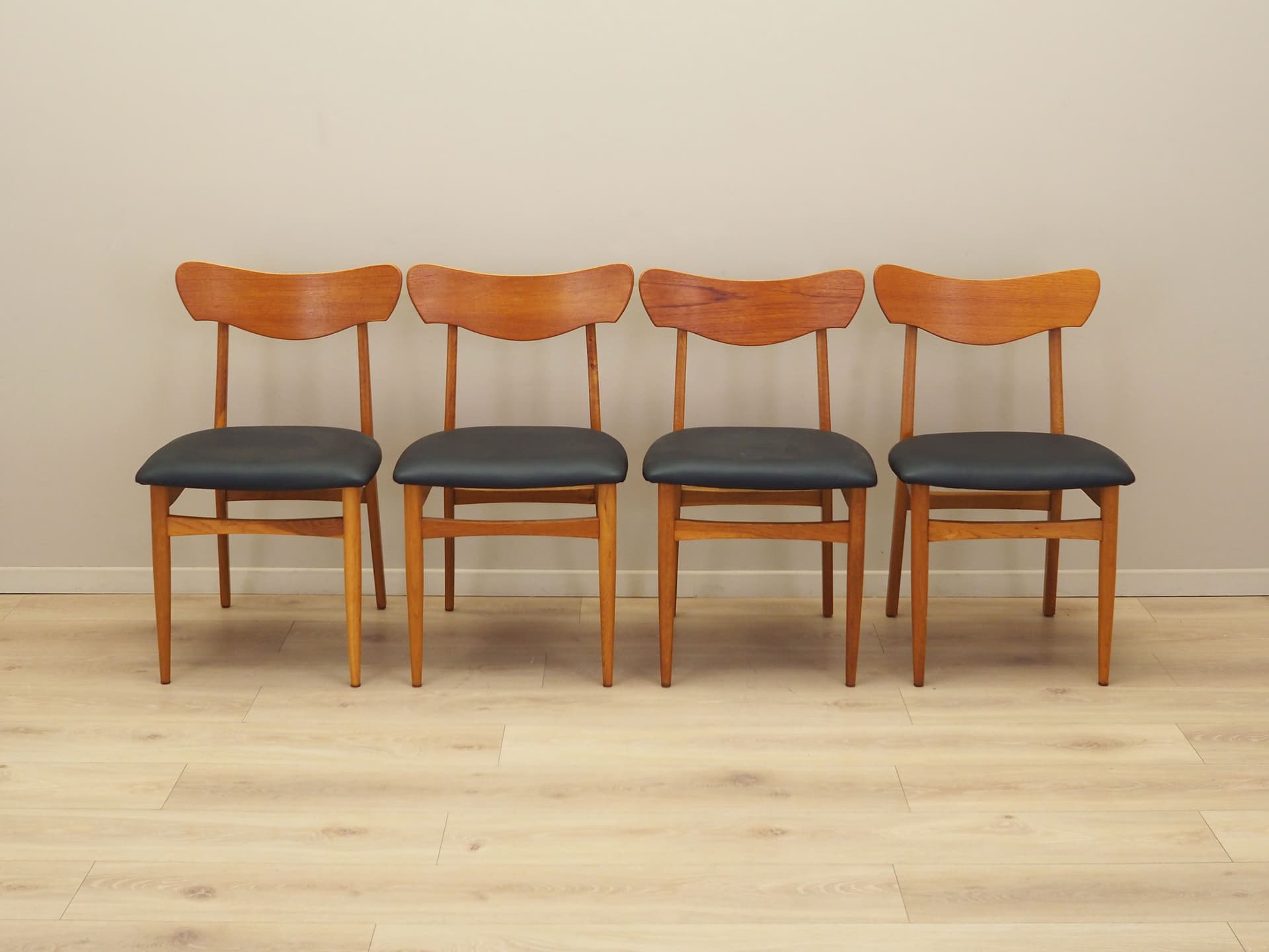 Komplet czterech krzeseł, dąb jasny, teak sklejka, ekoskóra czarna, Dania, lata 70. - 80587