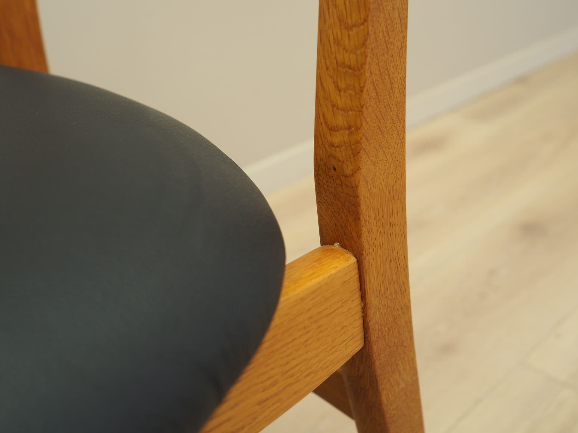 Komplet czterech krzeseł, dąb jasny, teak sklejka, ekoskóra czarna, Dania, lata 70. - 80594