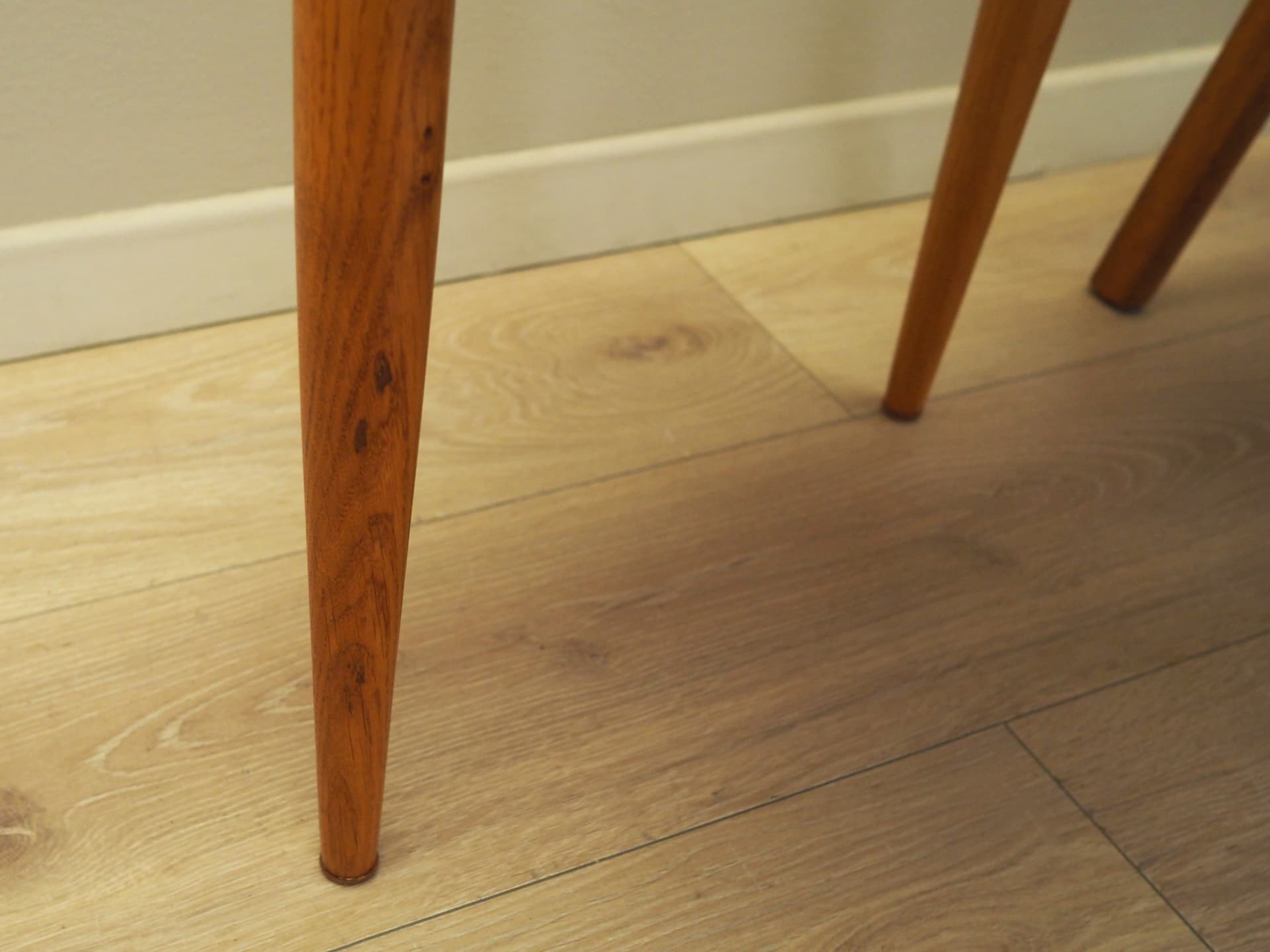 Komplet czterech krzeseł, dąb jasny, teak sklejka, ekoskóra czarna, Dania, lata 70. - 80590