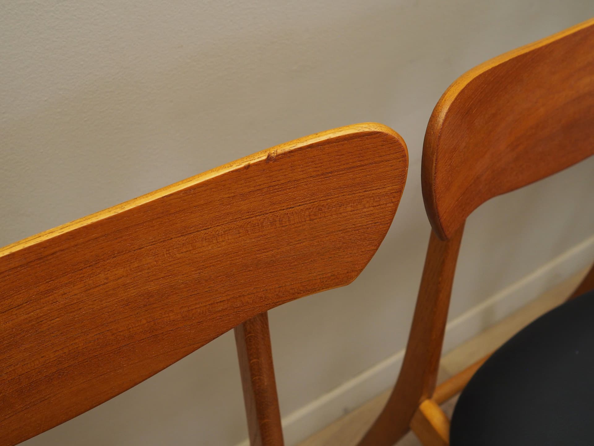 Komplet czterech krzeseł, dąb jasny, teak sklejka, ekoskóra czarna, Dania, lata 70. - 80589