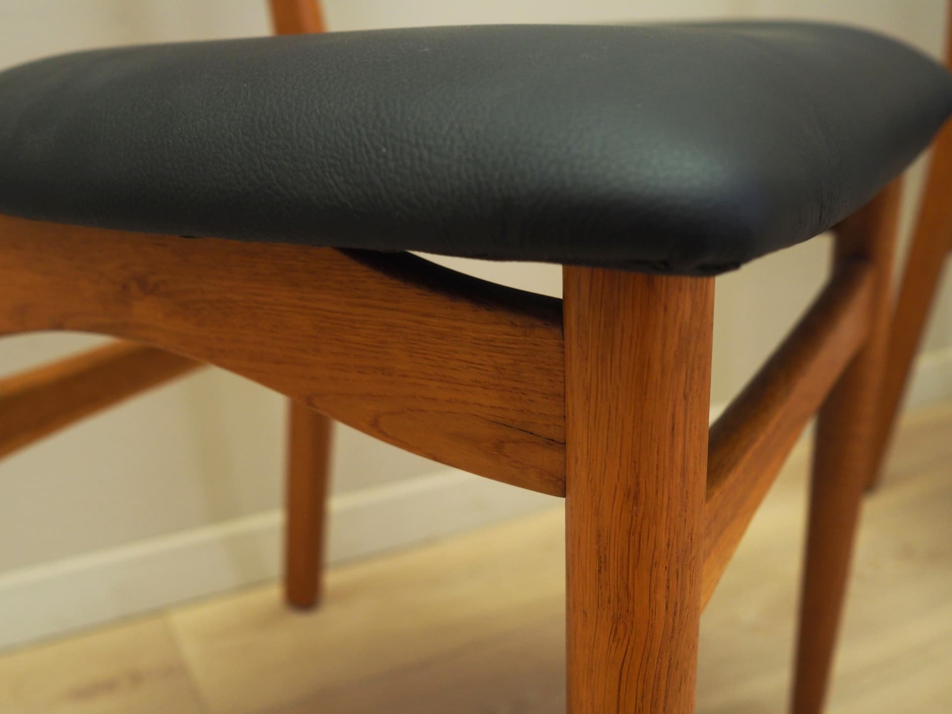 Komplet czterech krzeseł, dąb jasny, teak sklejka, ekoskóra czarna, Dania, lata 70. - 80596