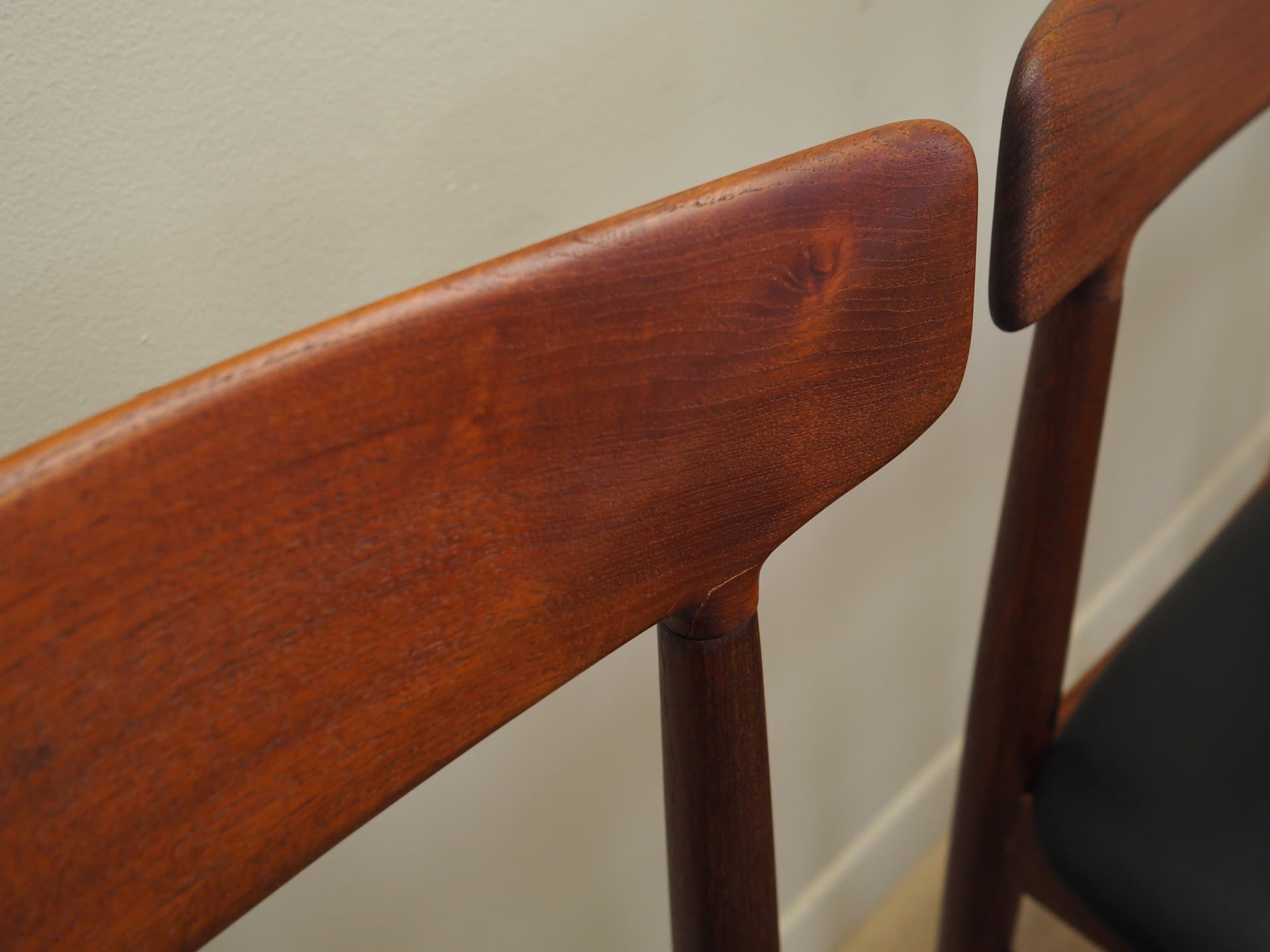 Komplet czterech krzeseł, teak brązowy, skóra czarna, proj. H. Kjærnulf, Bruno Hansen, Dania, lata 60. - 80657