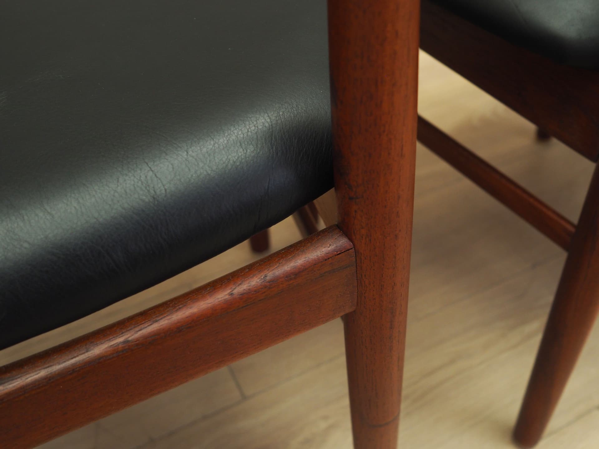 Komplet czterech krzeseł, teak brązowy, skóra czarna, proj. H. Kjærnulf, Bruno Hansen, Dania, lata 60. - 80663