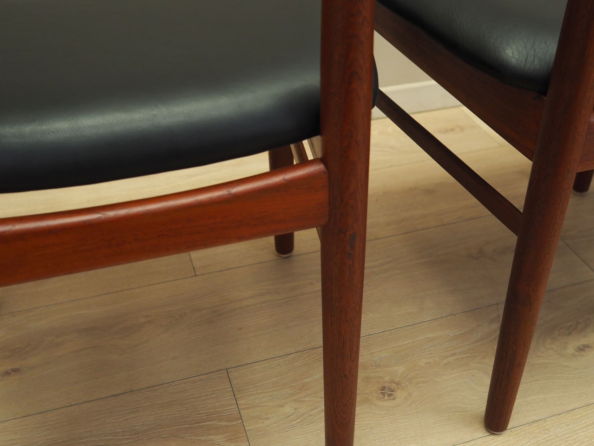 Komplet czterech krzeseł, teak brązowy, skóra czarna, proj. H. Kjærnulf, Bruno Hansen, Dania, lata 60. - 80660