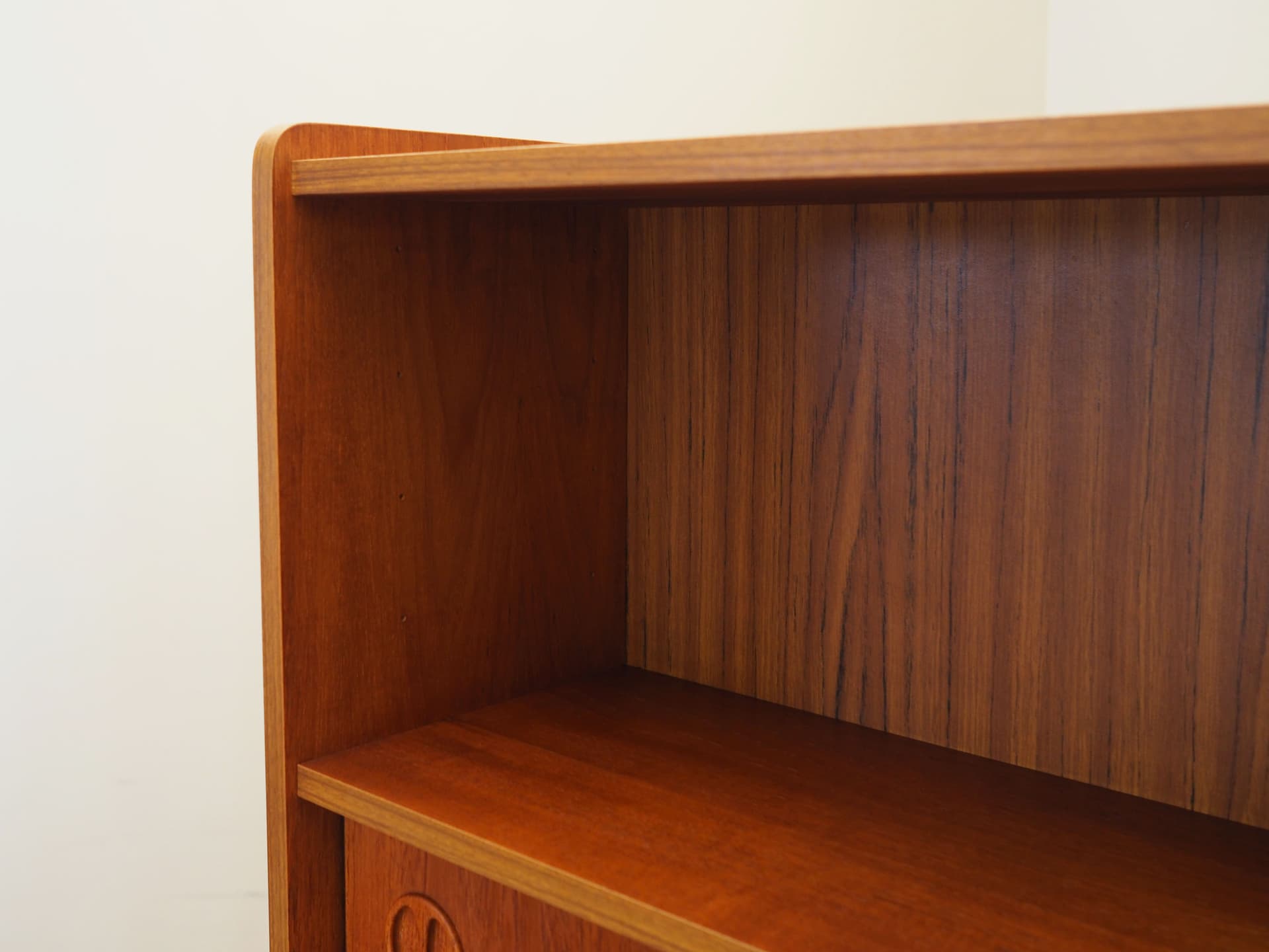 Bookcase, golden teak, Denmark, 1960s. - 80715