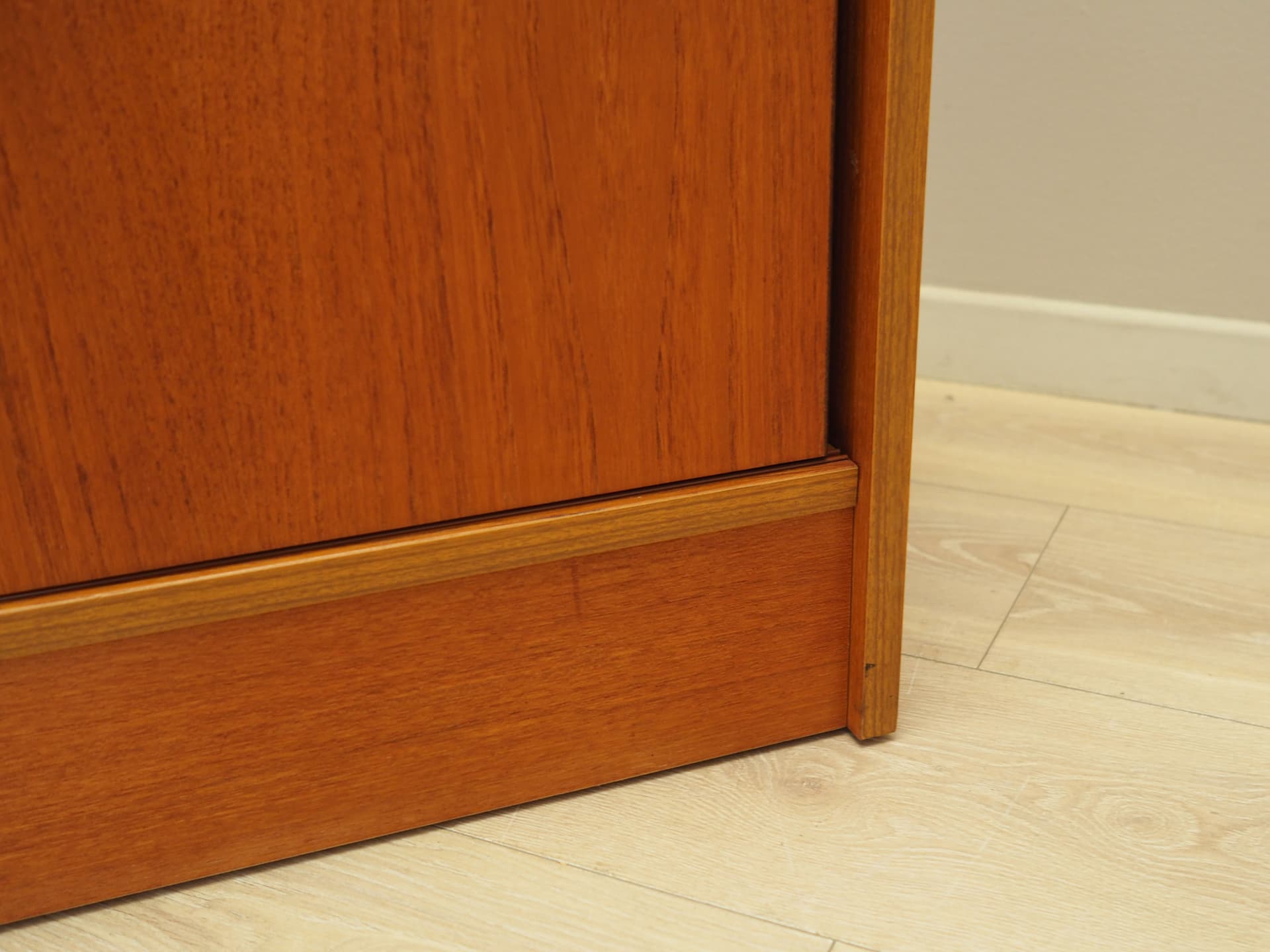Bookcase, golden teak, Denmark, 1960s. - 80723