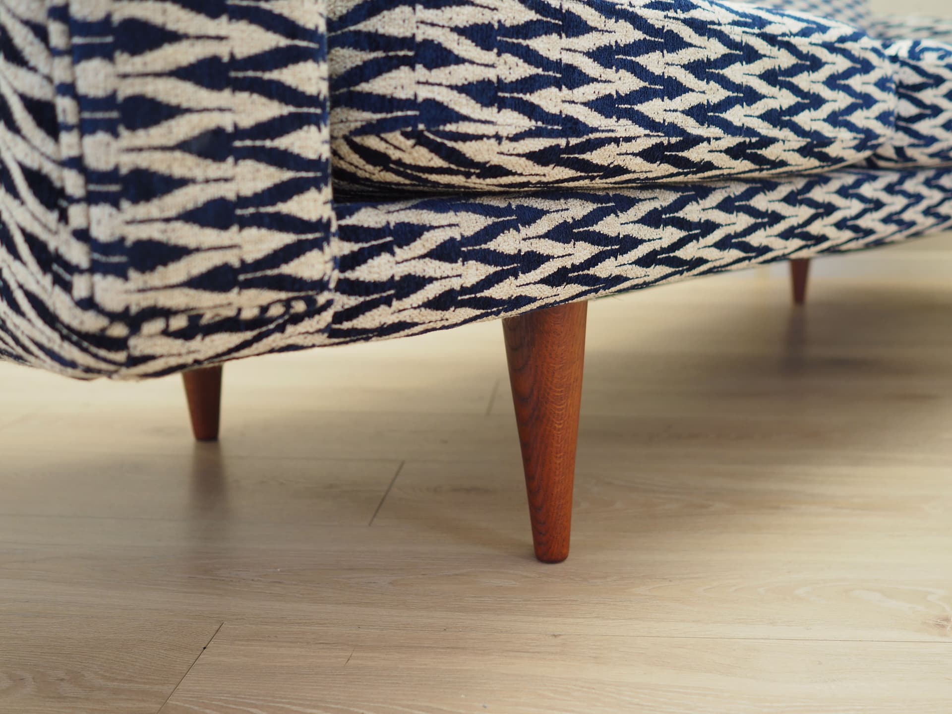 Sofa trzyosobowa, granatowy, złamana biel, Dania, lata 60. - 81316