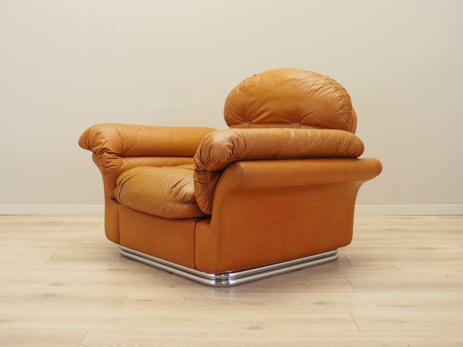 Armchair Space Age, orange natural leather, Italy, 1960s. - 81387
