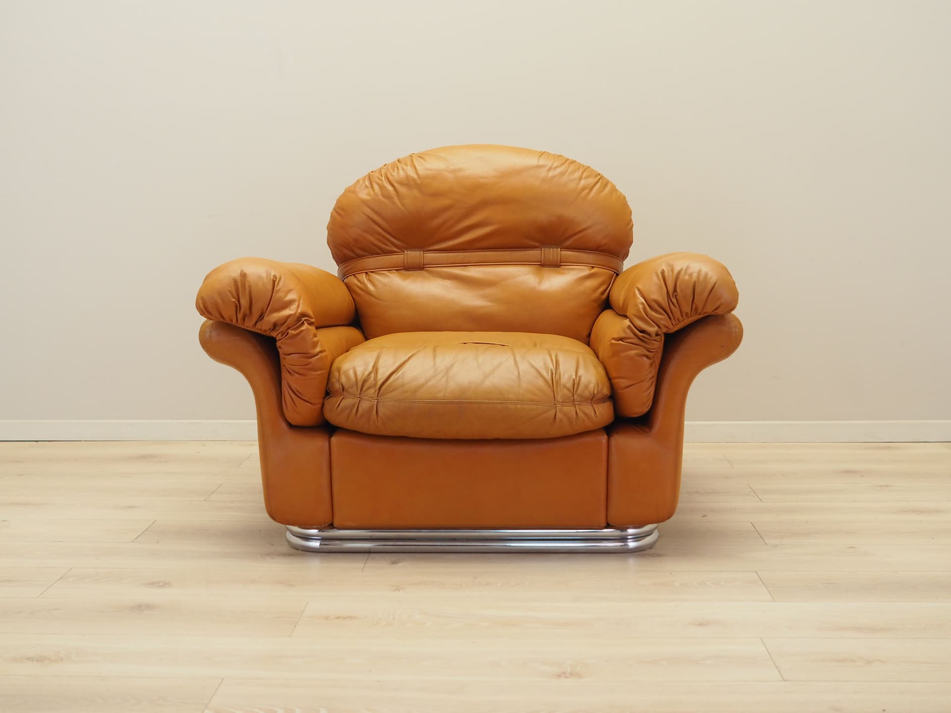 Armchair Space Age, orange natural leather, Italy, 1960s. - 81386
