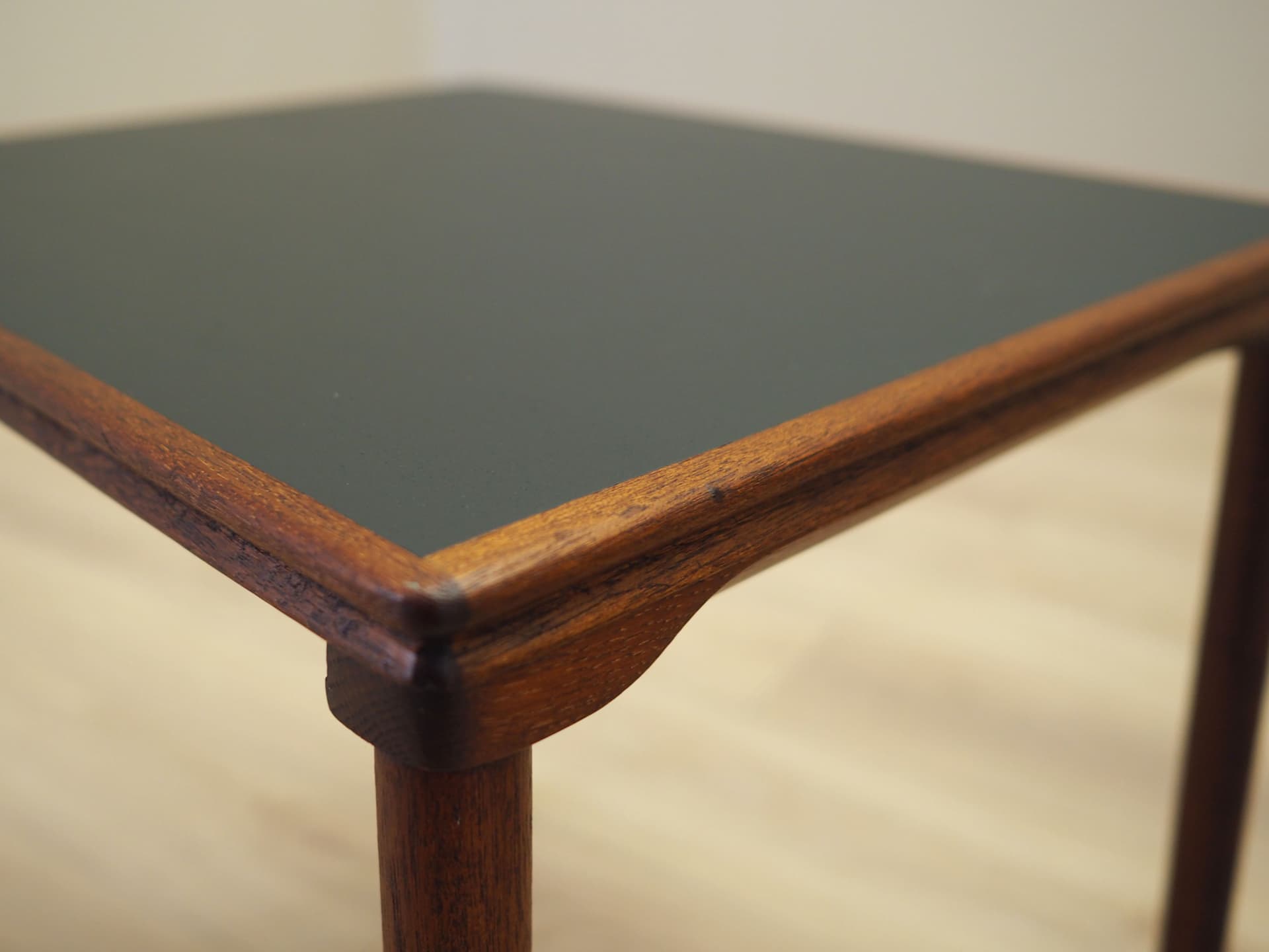 Komplet stolików pomocniczych, blat czarny, teak, Dania, lata 70. - 81649