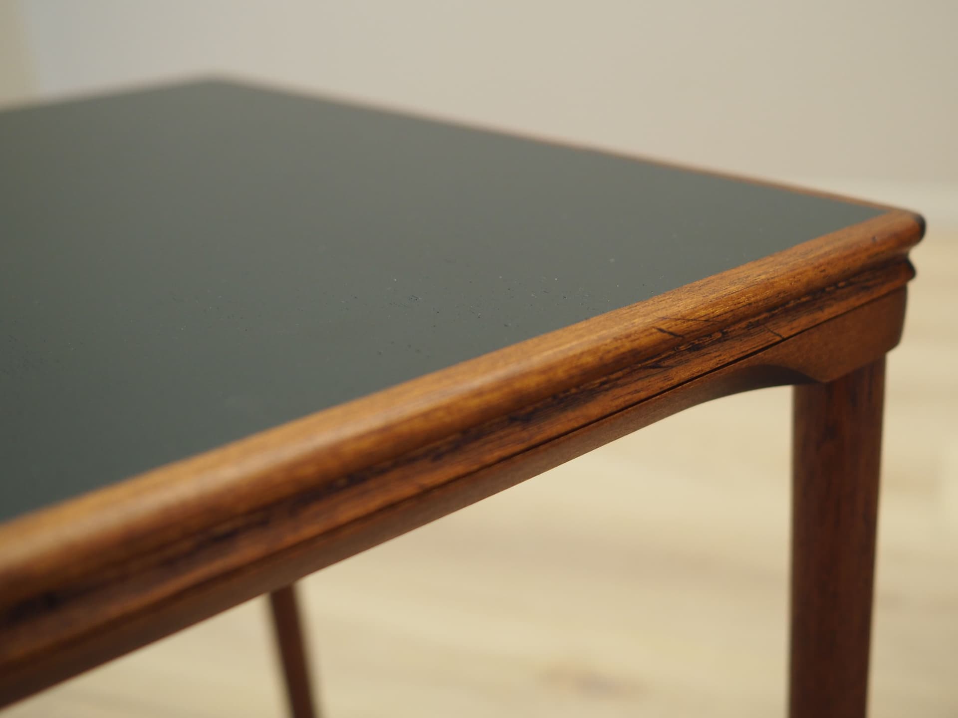 Komplet stolików pomocniczych, blat czarny, teak, Dania, lata 70. - 81644