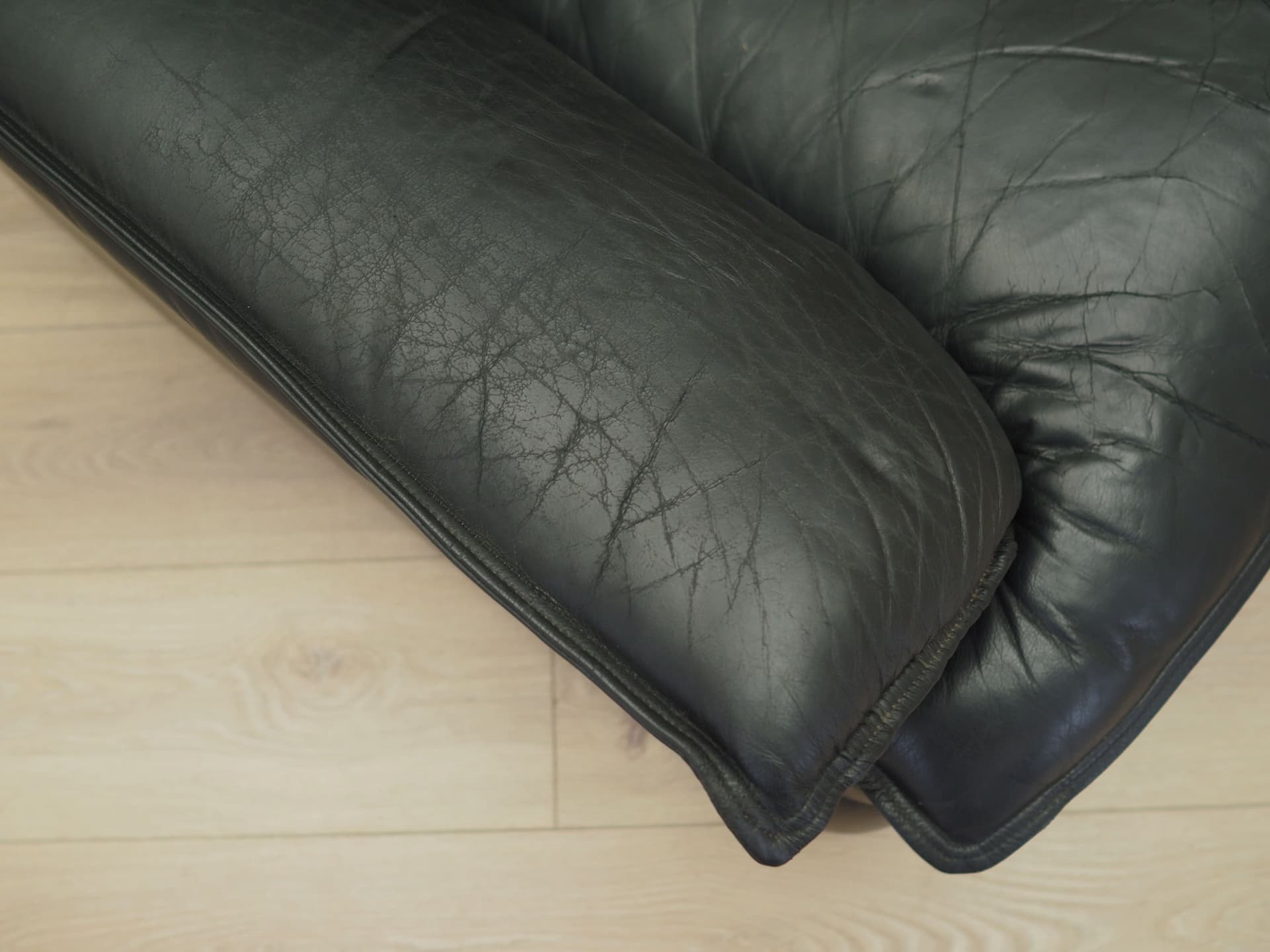 Fotel, czarny, skóra naturalna, Włochy, lata 60. - 82089