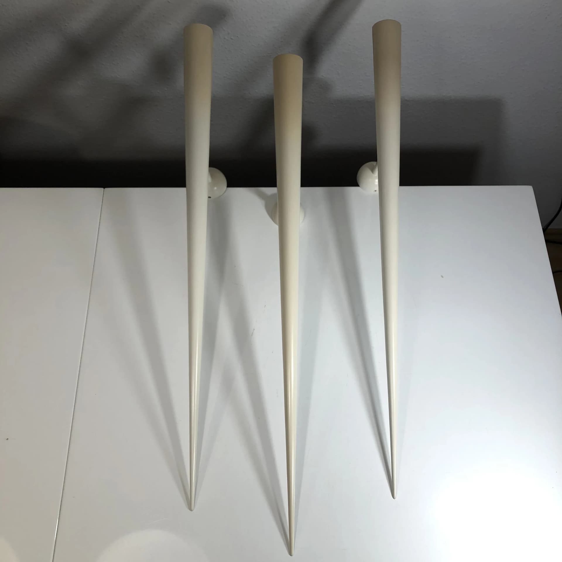 Komplet trzech kinkietów Trylon, ivory white, metal, proj. G. Derrain, Włochy, lata 80. - 82154