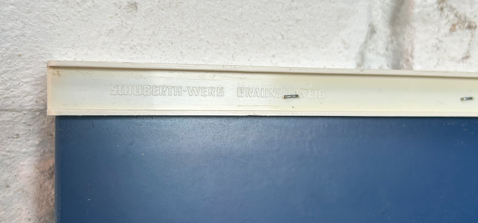 Półka ścienna, niebieski, drewno, wsporniki plastik biały, Schuberth-Werk Braunschweig, Niemcy, lata 70. - 6514